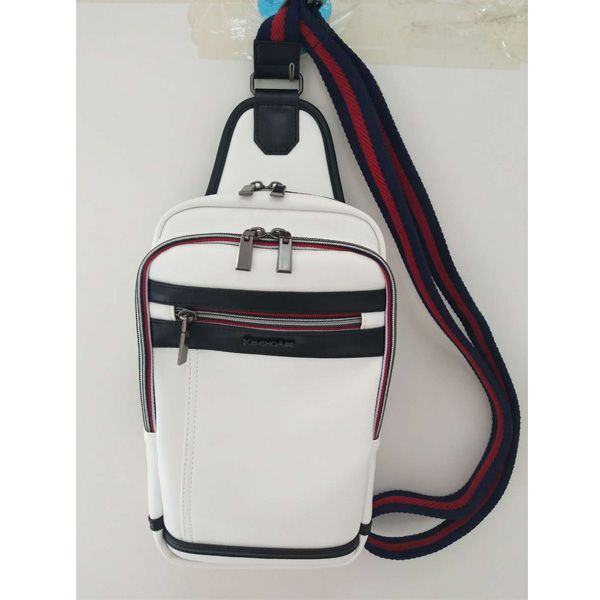 男の胸のカバン